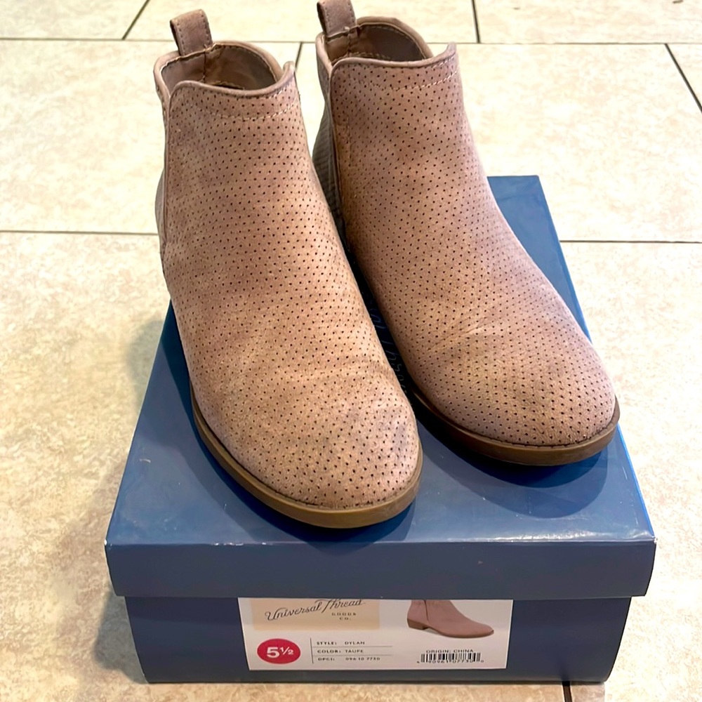 UNIVERSAL THREAD BOOTIE